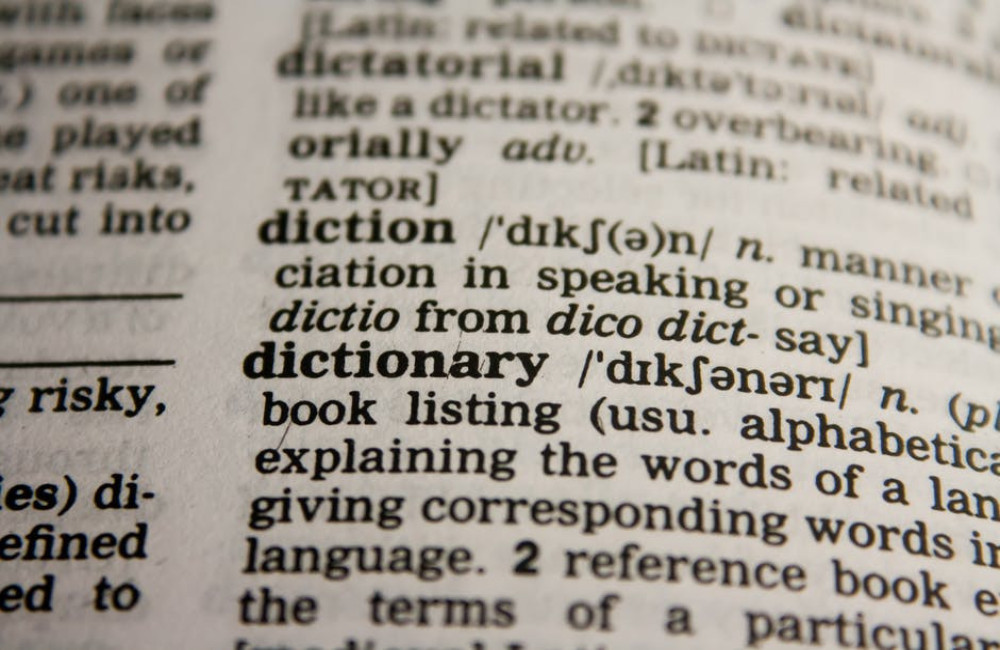 Is het 'verassen' of 'verrassen'? Uitleg over de juiste spelling