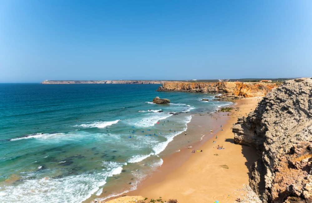 Hoe warm is het zeewater aan de Algarve in juli en kun je er dan comfortabel zwemmen