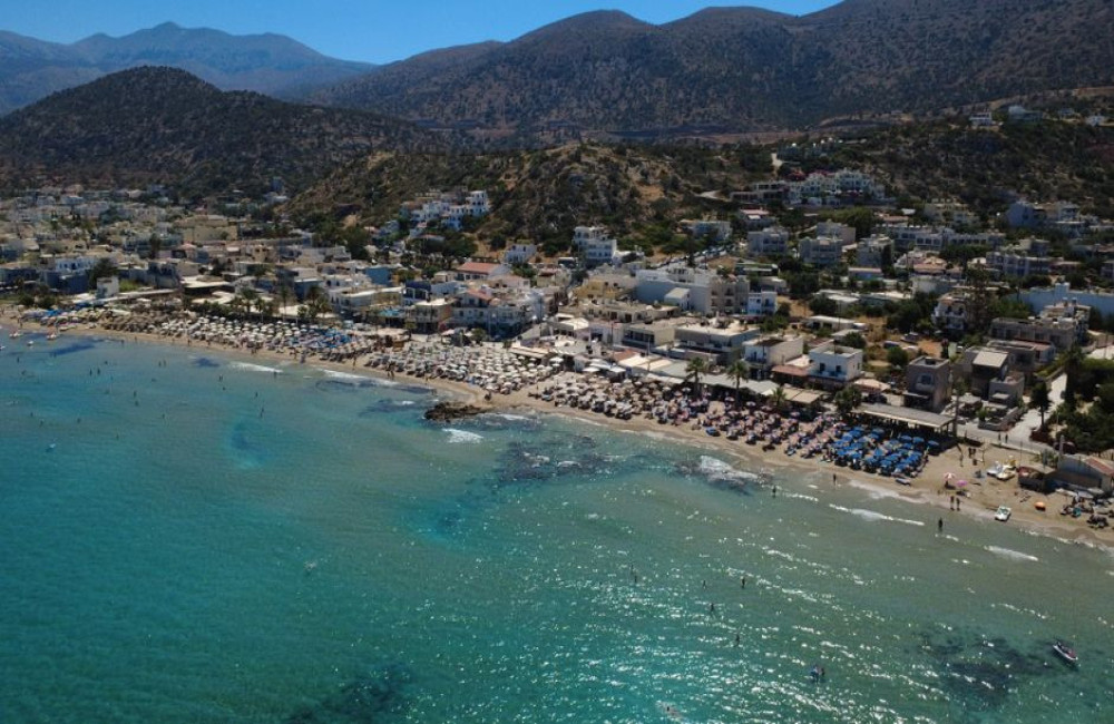 Agia Pelagia centrum op Kreta: baai, strand, watersport en uitstapjes vanuit het dorp