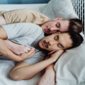 Waarom sla je jezelf soms in je slaap en wat kun je eraan doen?