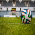 Waarom hebben veel voetballers een pleister op hun neus?