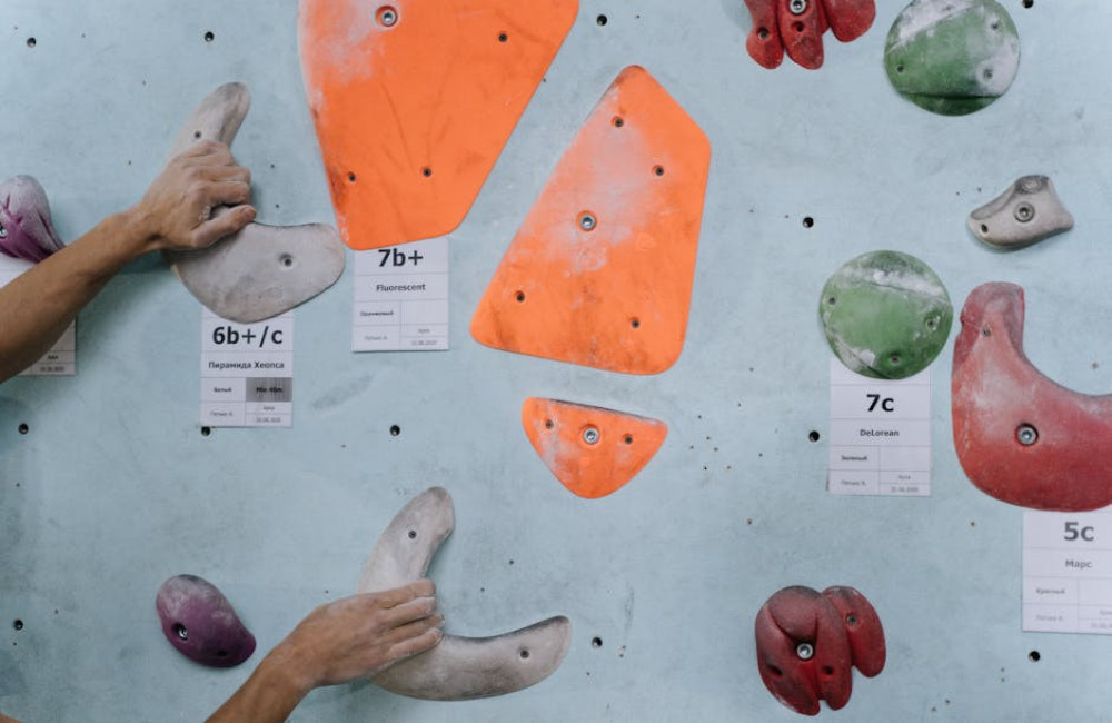 Wat zijn de leukste boulderhallen voor beginners in Nederland
