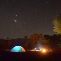 Wat is het adres van camping De Lakens in Bloemendaal aan Zee?
